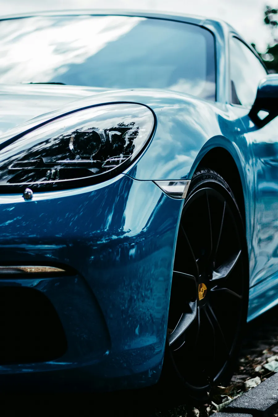 Front fender and headlight of a blue Porsche